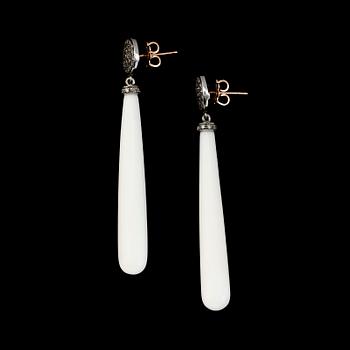 ÖRHÄNGEN, 1 par, silver, delvis förgyllt, diamanter tot ca 0.65 ct, vita agater.