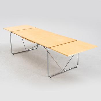 Niels Jørgen Haugesen, a model '4750' dining table from Fritz Hansen, Denmark 1988.