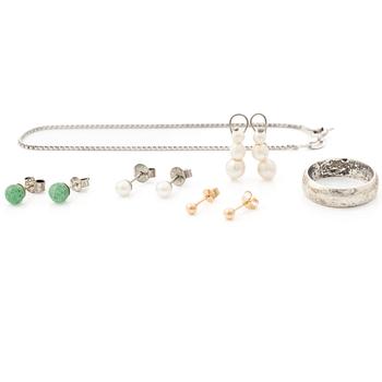 Four pairs of earrings, a silver ring and a silver bracelet chain.