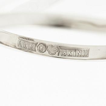 Ring in 18K white gold with a cabochon-cut sapphire and brilliant-cut diamonds.