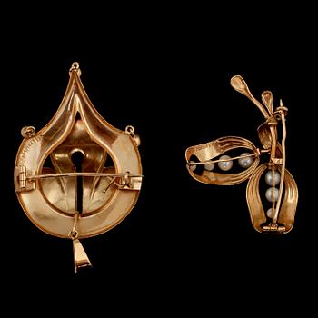 BROSCHER, 2 st, 18k guld samt 8 odlade pärlor, Stockholm, 1950-tal. Vikt 8 g.