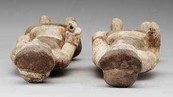 FIGURINER, två stycken, bemålat lergods. Han dynastin, (206 f.Kr - 220 e. Kr).
