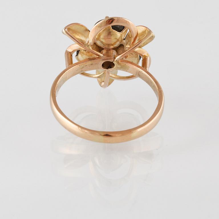 RING, 14K guld med 3 cabochonslipade svarta stjärnsafirer. Vikt 3,7 gram.