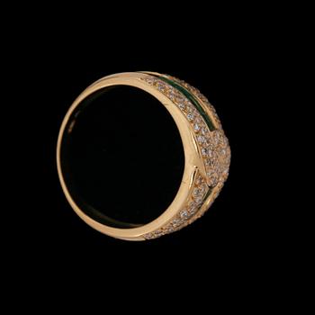 RING, 18k guld med carréslipade smaragder och briljantslipade diamanter, tot ca1.16 ct. Vikt 7g.