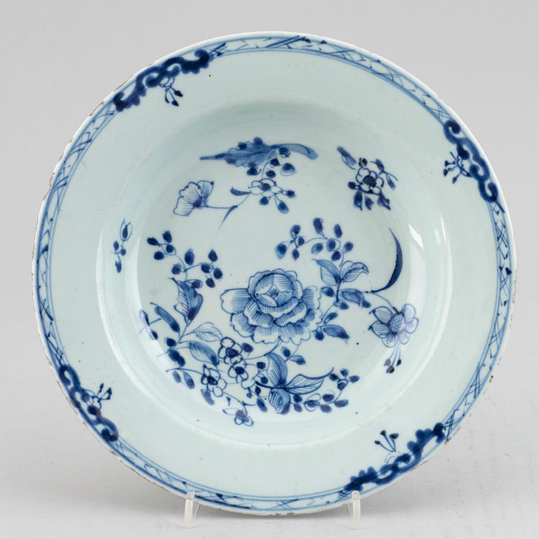 Five blue and white and imari export porcelain plates, Qing dynasty, Qianlong (1736-95).