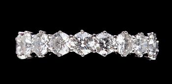 1098. An eternity diamond ring, tot. 3.94 cts.