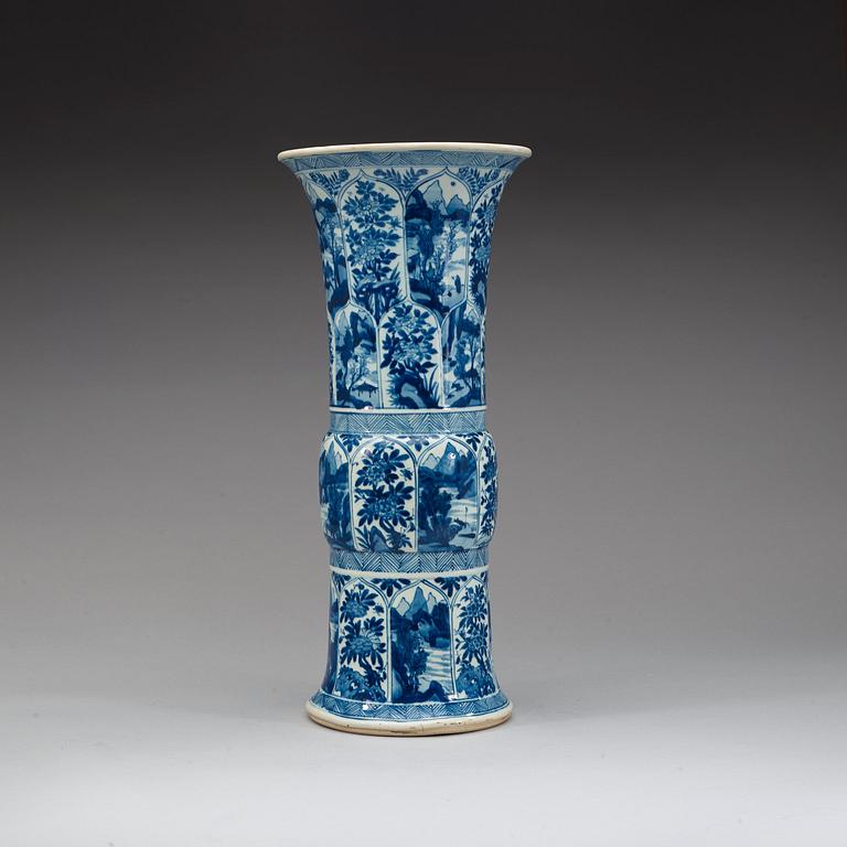 A large blue and white vase, Qing dynasty, Kangxi (1662-1722).