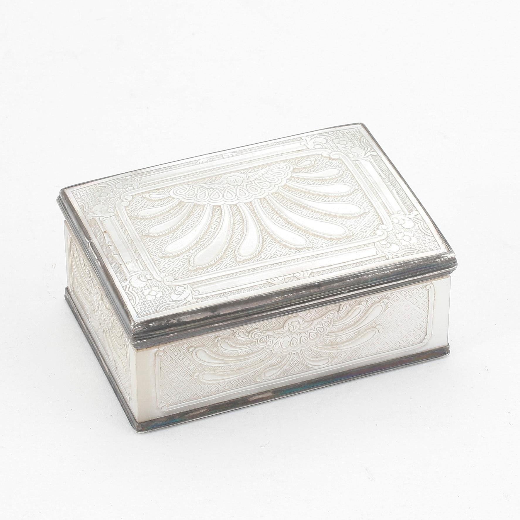 DOSA, silver och pärlemor, sekelskifte 1800/1900.