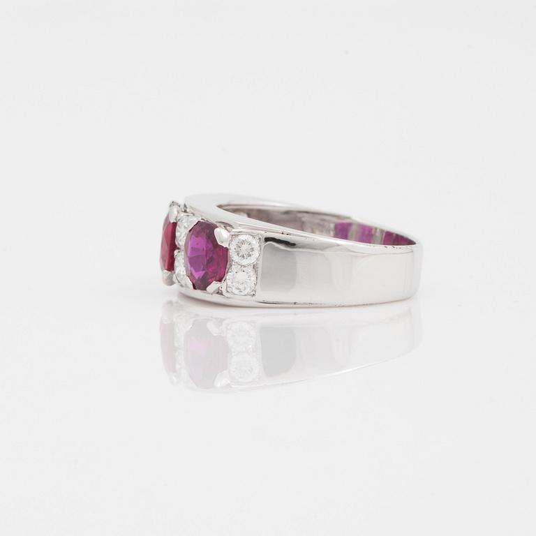 RING med rubiner samt diamanter, totalt ca 0.60 ct.