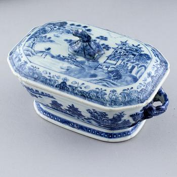 Nine pieces of chinese porcelain, 18th and early 19th century.