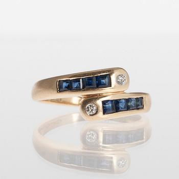 RING, 14K guld, 8 trappslipade safirer, 2 små diamanter, finska stämplar 1994. Vikt 3,3 g.