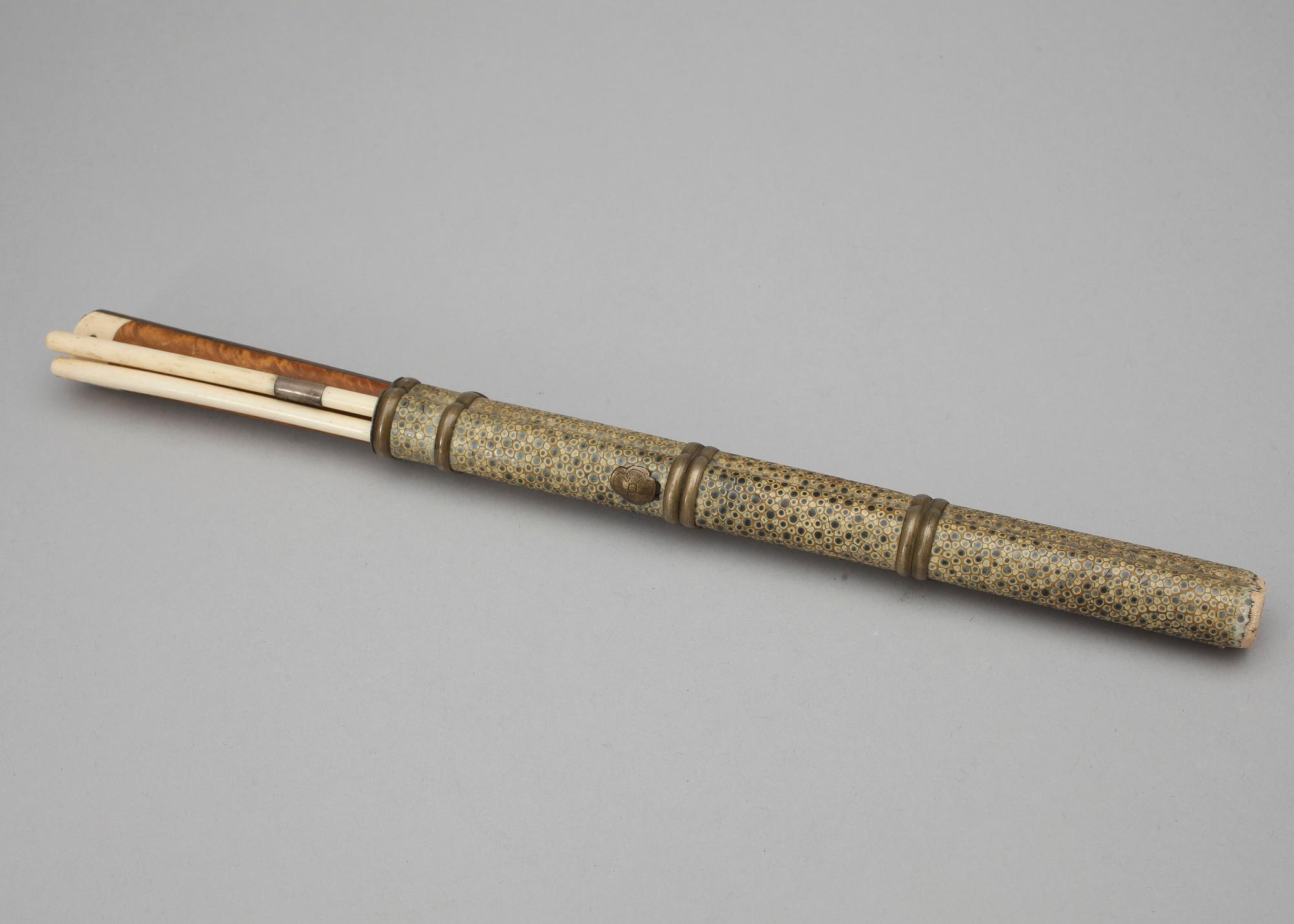 CHOPSTICKS samt KNIV, bland annat ben, sannolikt Kina, 1900-tal.