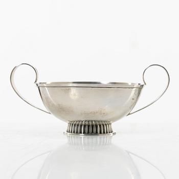 Tre delar silver, sockerskål, mjölkkanna och bricka. CG Hallberg 1953 & K & EC 1949.