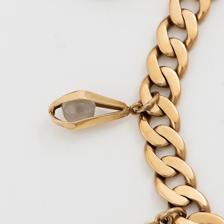 Bracelet 18K gold with charms.