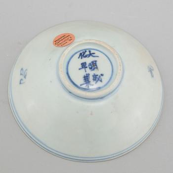 A blue and white bowl, Transition, 17th century.