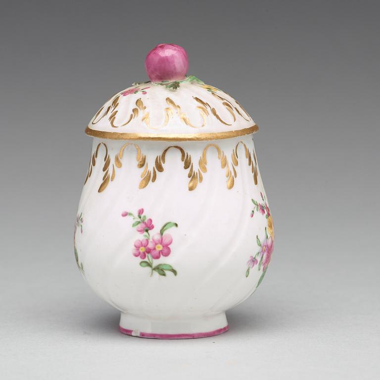 CREMEKOPPAR, 11 stycken, mjukt porslin. Marieberg, 1700-tal.