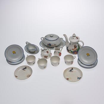 DELAR AV BARNSERVIS, 28 delar, porslin samt glas, Arabia, 1920-talet samt 1900-talets mitt.