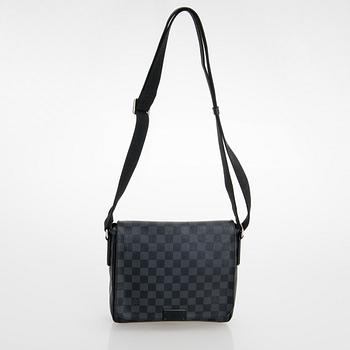 Louis Vuitton, "District PM Messenger", väska.