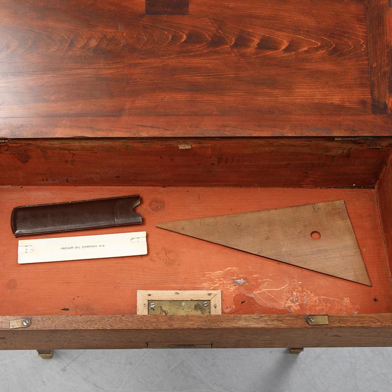 A mahogany travel casket, late 19th century.