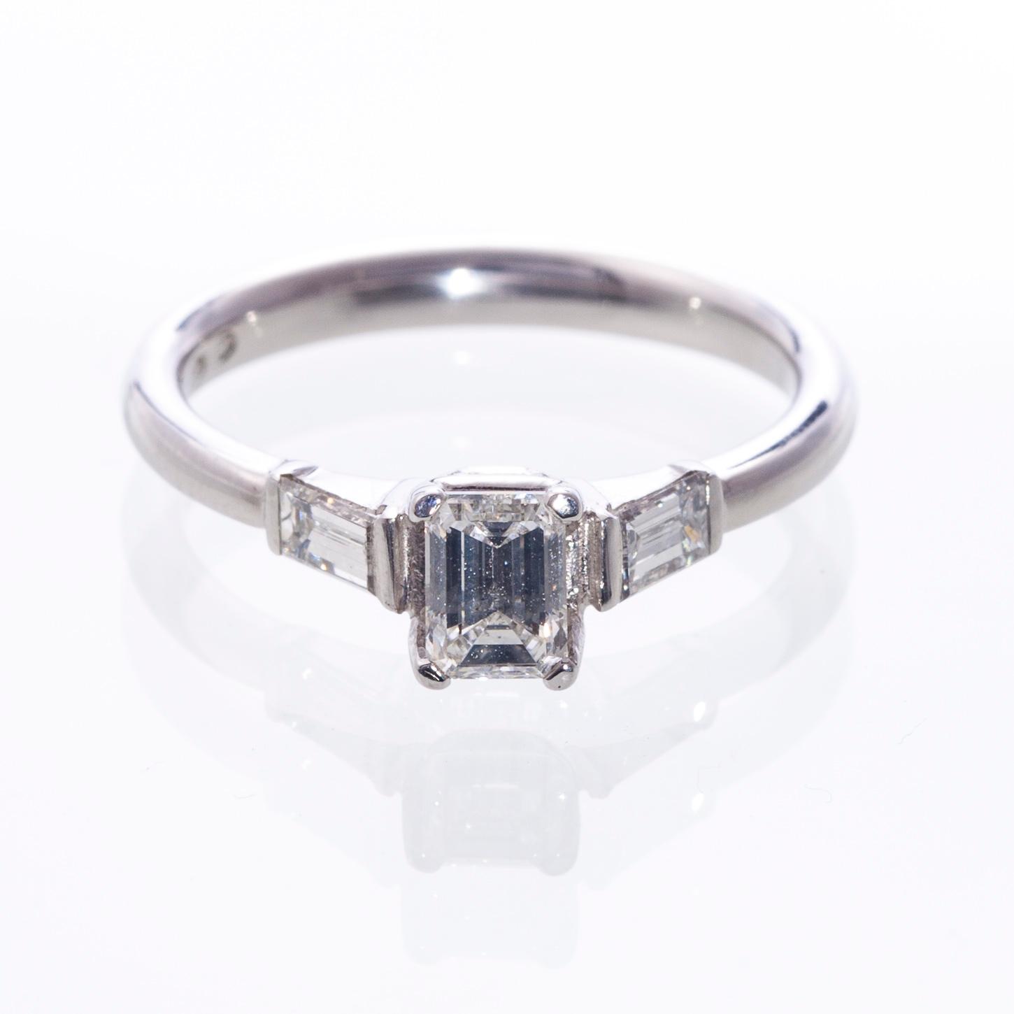 RING, 18K vitguld, smaragd- och baguetteslipade diamanter. Vikt ca 4,2 g.