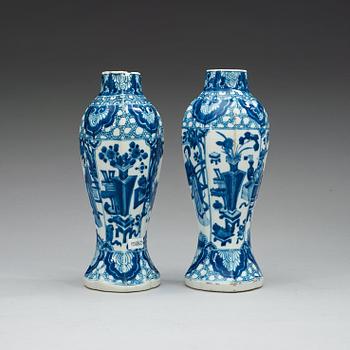 VASER, ett par, porslin. Qing dynastin, Kangxi (1662-1722).