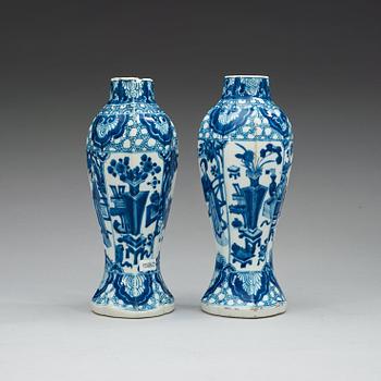 A pair of blue and white vases, Qing dynasty, Kangxi (1662-1722).