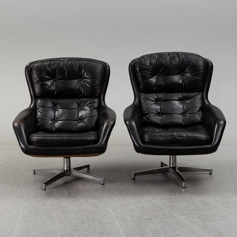 ALF SVENSSON, a pair of 'Form 7' leather upholstered easy chairs from DUX, 1970's.