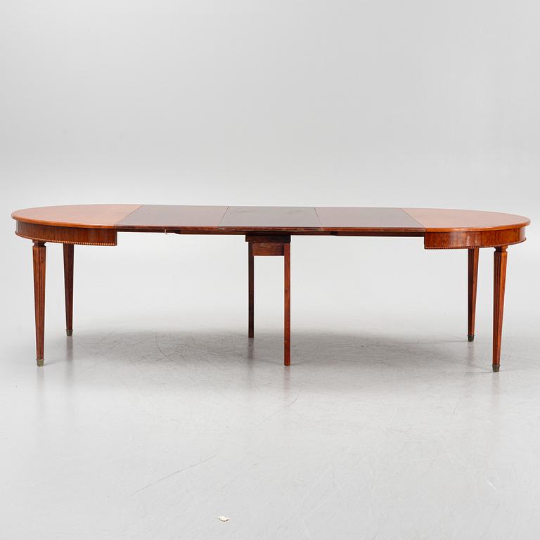 A Gustavian style mahogany dining table, 20th Century.