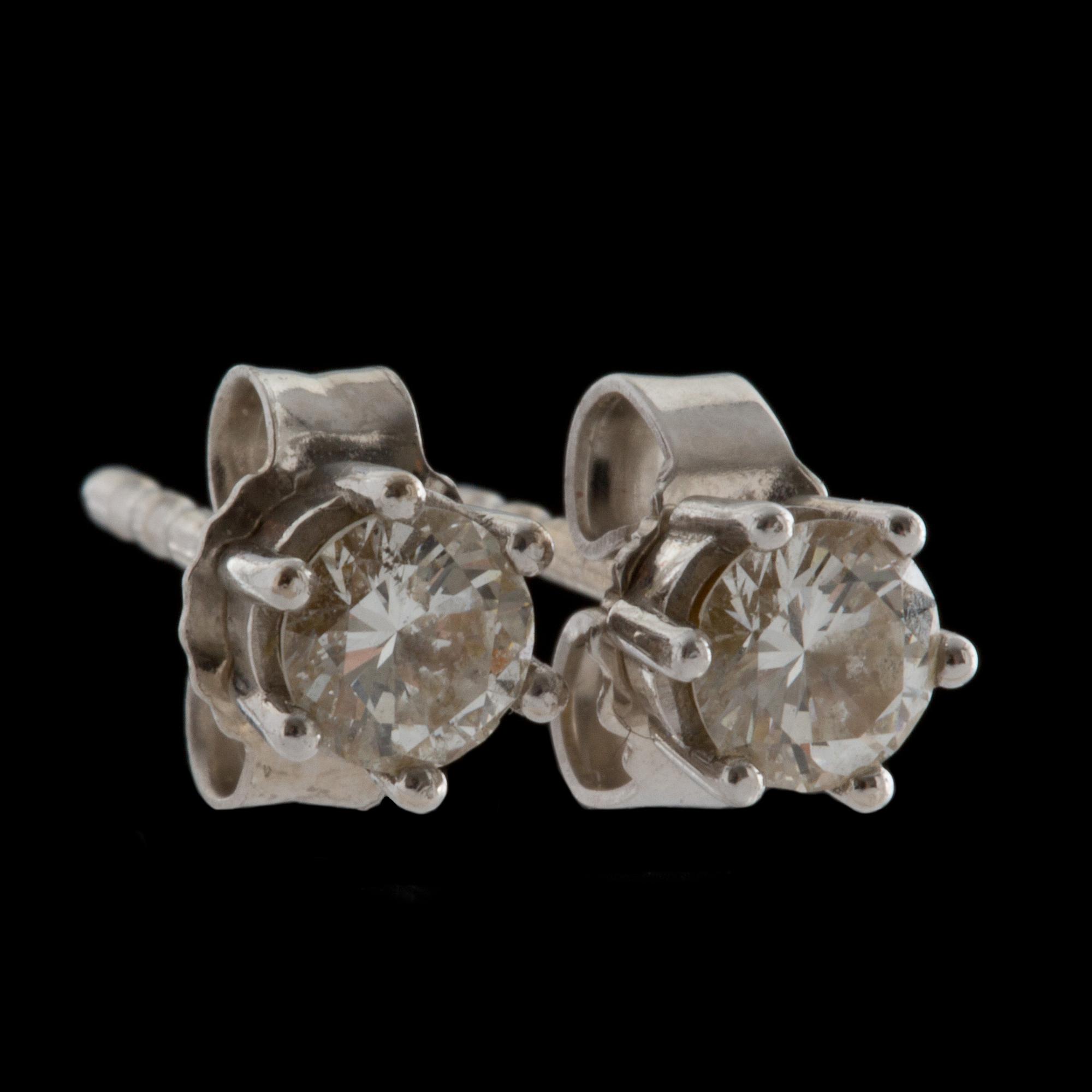 ÖRHÄNGEN, 14k vitguld med briljantslipade diamanter, totalt ca 0,50ct. Vikt ca 0,8 g.