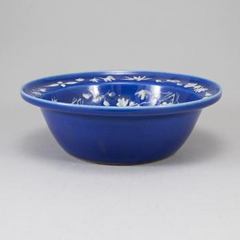 A slip decorated basin, Qing dynasty, 19th Century.