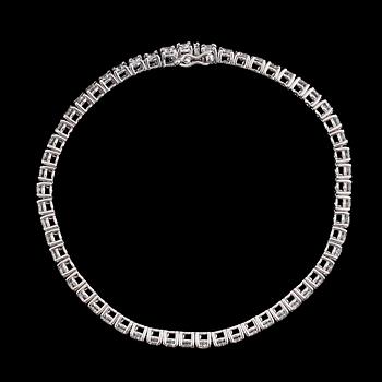 ARMBAND, 18 k vitguld, Rivière, 56 briljantslipade diamanter totalt 5.27 ct.