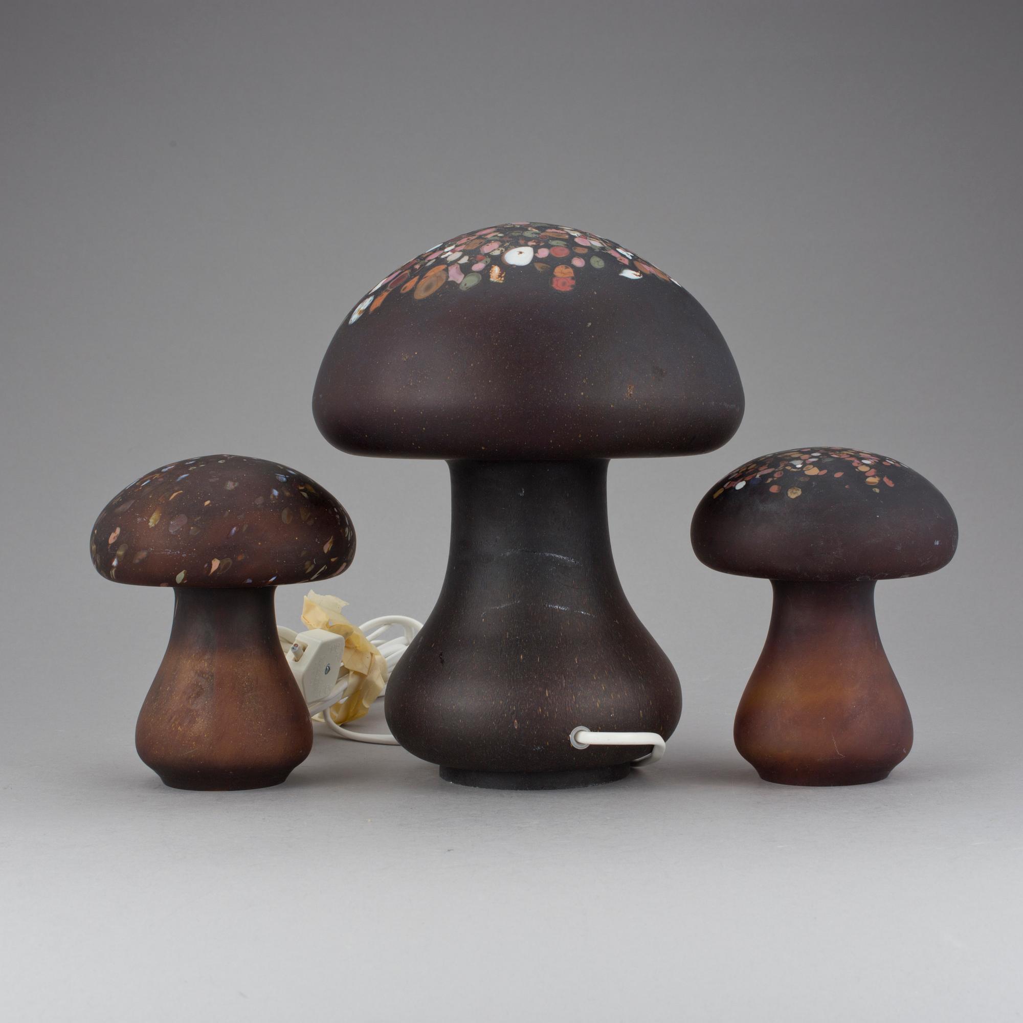 BORDSLAMPA SAMT SKULPTURER, 2 st, glas, Monica Backström, Kosta Boda, 1970-tal.