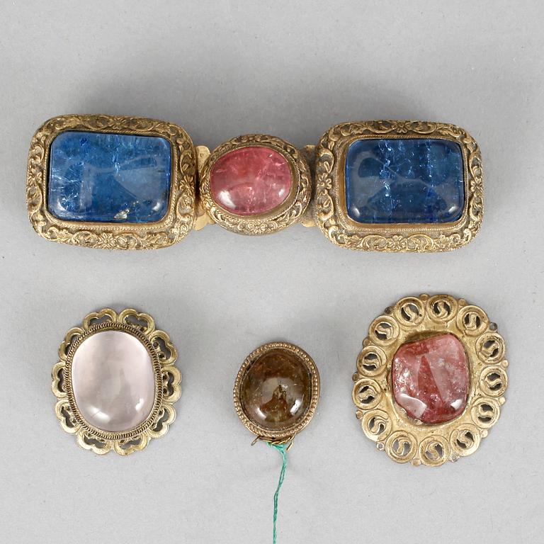 SPÄNNE samt KNAPPAR, mässing och olikfärgade stenar, Kina, 1800/1900-tal.