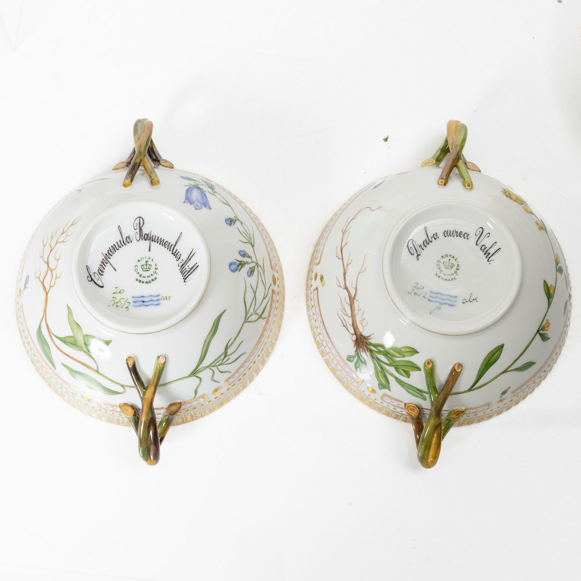 Buljongkoppar med fat, sex stycken, porslin. Royal Copenhagen, 'Flora Danica', Danmark, 1900-tal.