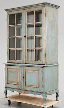 VITRINSKÅP, delvis rokoko, 1700/1800-tal.