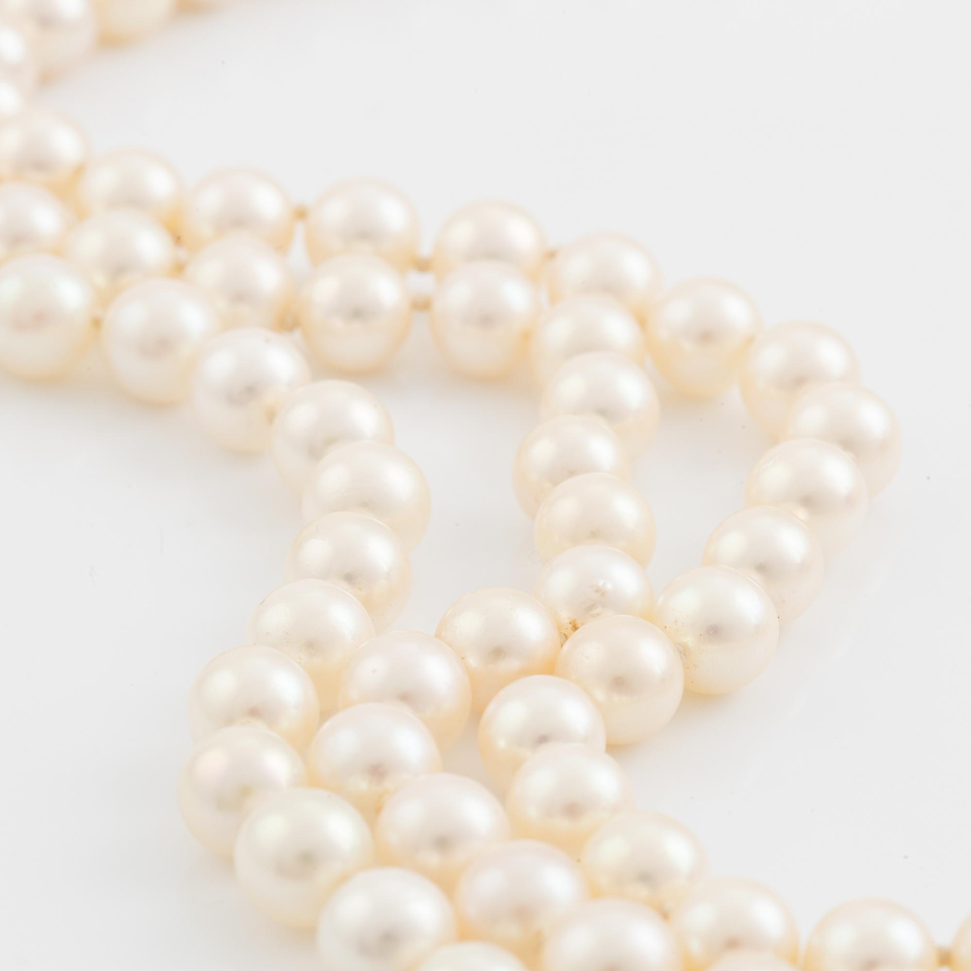 Pärlcollier i tre rader, odlade pärlor, guldlås med åttkantslipade diamanter.