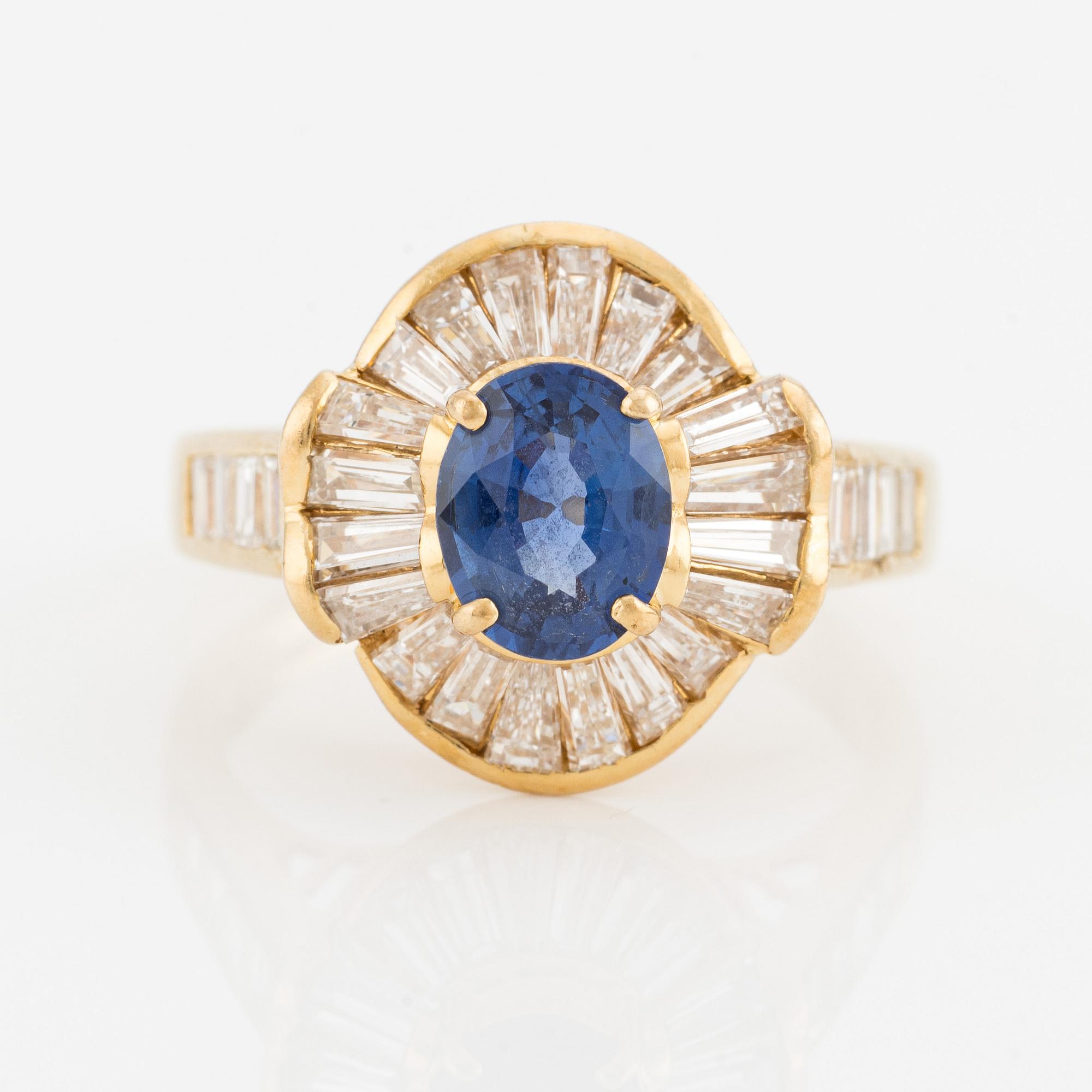 Ring, 18K guld med safir och baguetteslipade diamanter.