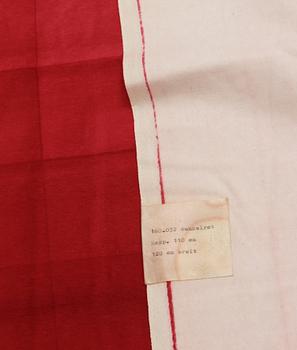 Verner Panton, GARDINLÄNGD, TYG OCH PROVBITAR, 6 ST. Bomullsvelour. Olika mörk- till ljusröda nyanser och mönster. Verner Panton.