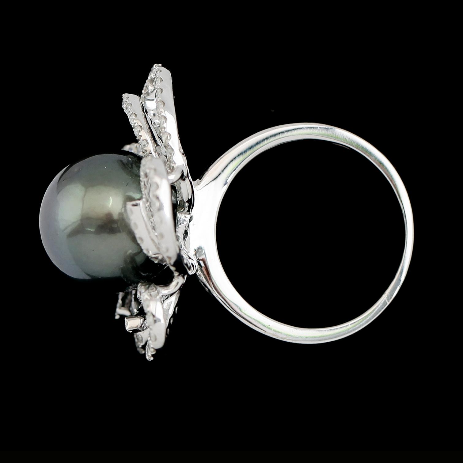 RING, 18K vitguld, diamanter tot ca 1.18 ct, gråtonad odlad pärla.