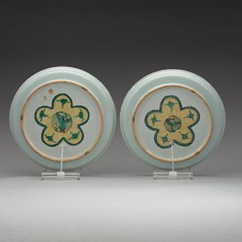 A pair of large famille verte dishes/trays, Qing dynasty, Kangxi (1662-1722).