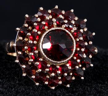 ARMBAND, HÄNGE SAMT RING, förgyllt silver samt granater. 1900-talets början.