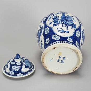 A large blue and white vase with cover, Qing dynasty, late 19th century.