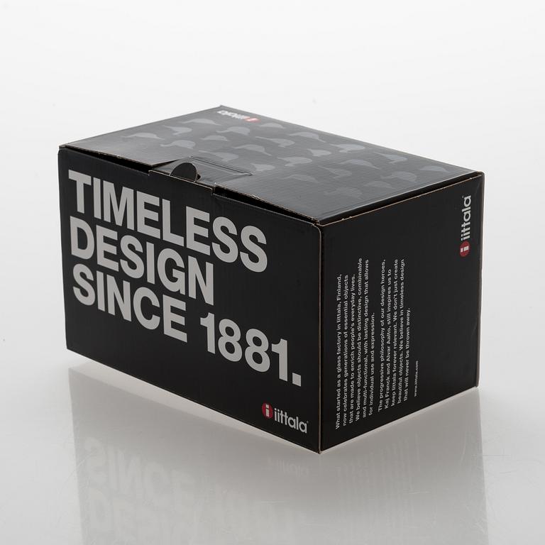 Oiva Toikka,  a glass bird signed O. Toikka Iittala 2017, numbered 1243/2017.