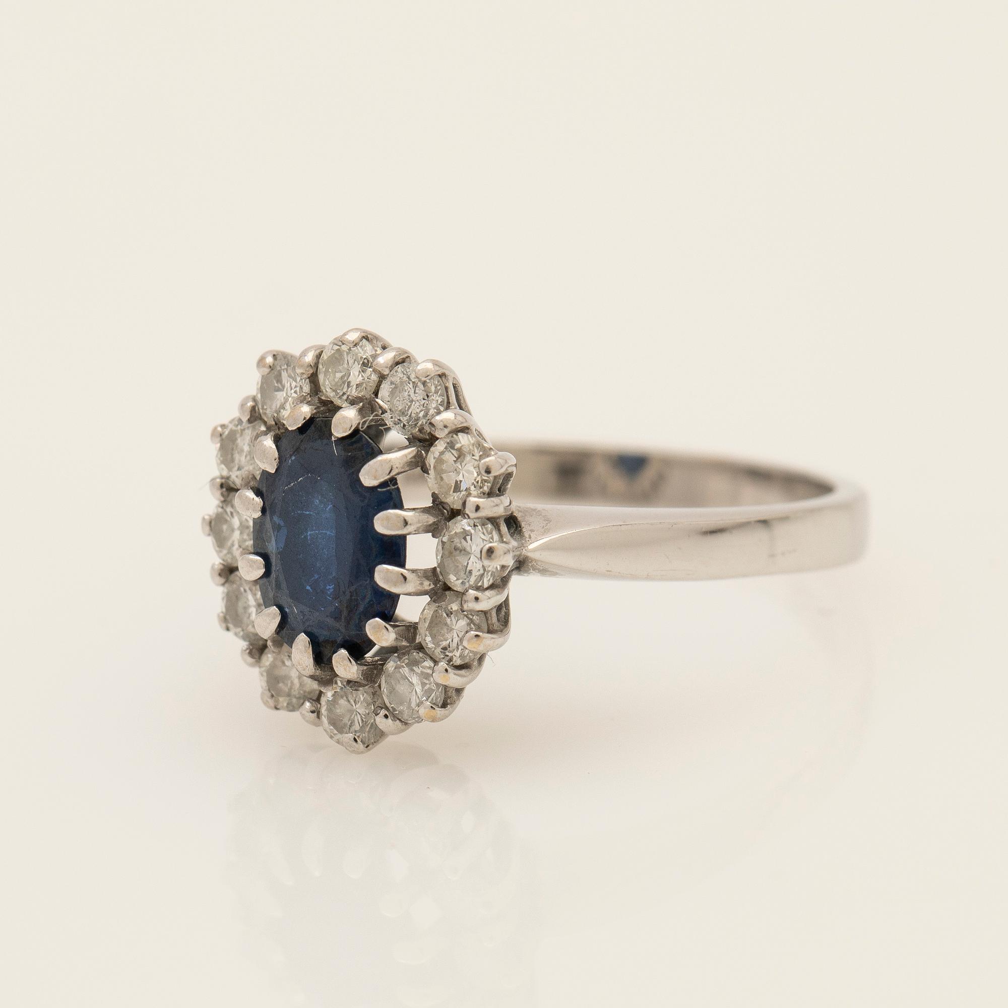 Ring, 18k vitguld med briljantslipade diamanter och safir.