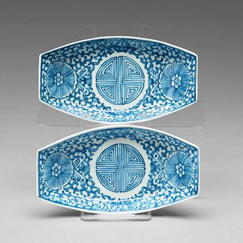 844. A pair of blue and white teaboats, Qing dynasty, 19th Century.