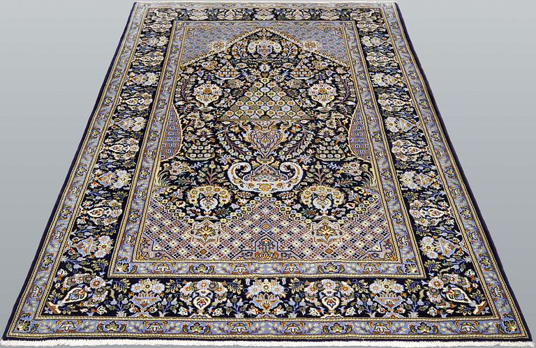 A Kashan rug, ca 206 x 143 cm.