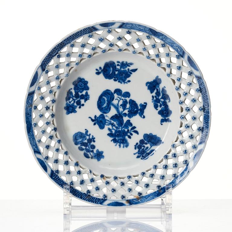 A blue and white Chinese Export chesnut basket with cover, Qing dynastin, Qianlong (1736-95).