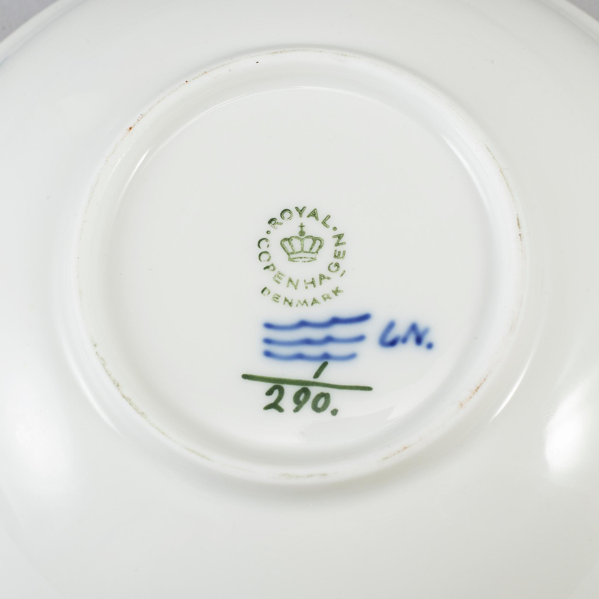 ROYAL COPENHAGEN, 100 psc porcelaine 'Musselmalet'.