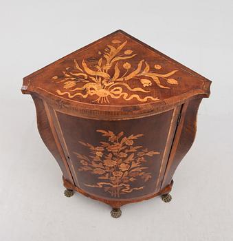 HÖRNSKÅP, sydeuropa, 1800-talets mitt.