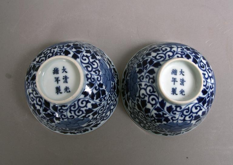 SKÅLAR, ett par. Porslin, Kina, med Guang xu´s märke.